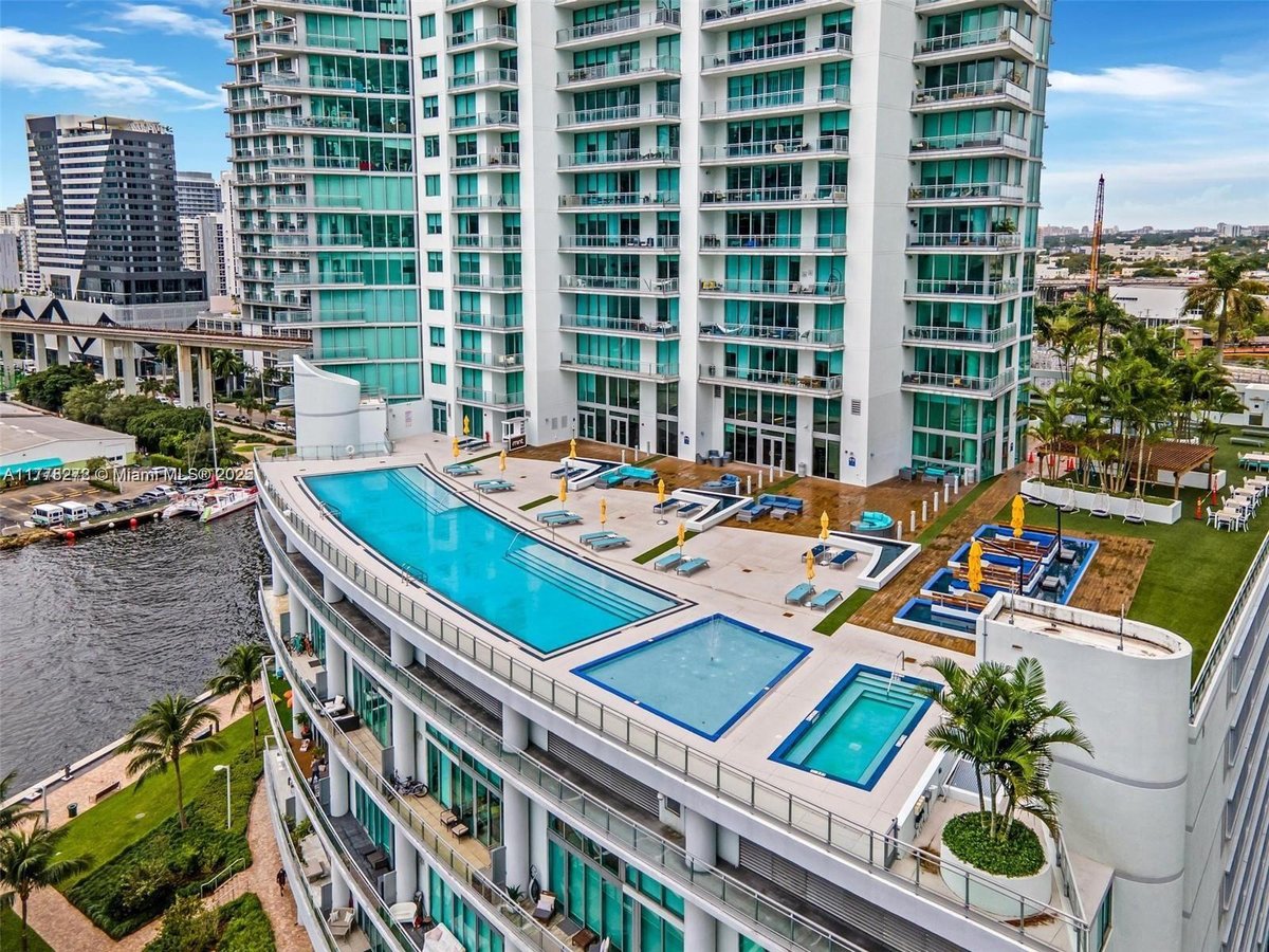 92 SW 3rd St # 4104, Miami FL 33130