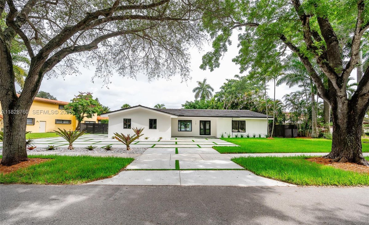 7101 E Troon Cir, Miami Lakes FL 33014