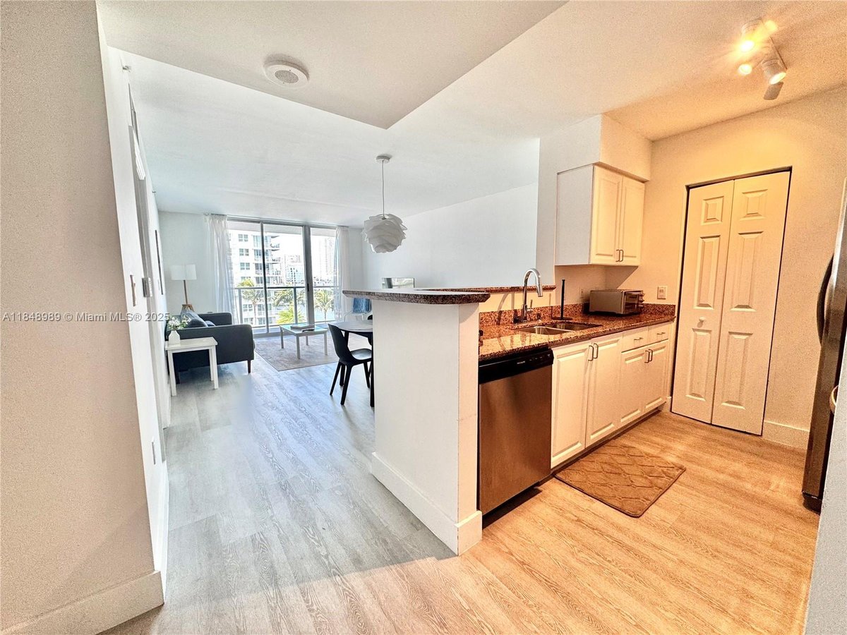 1155 Brickell Bay Dr # 906, Miami FL 33131