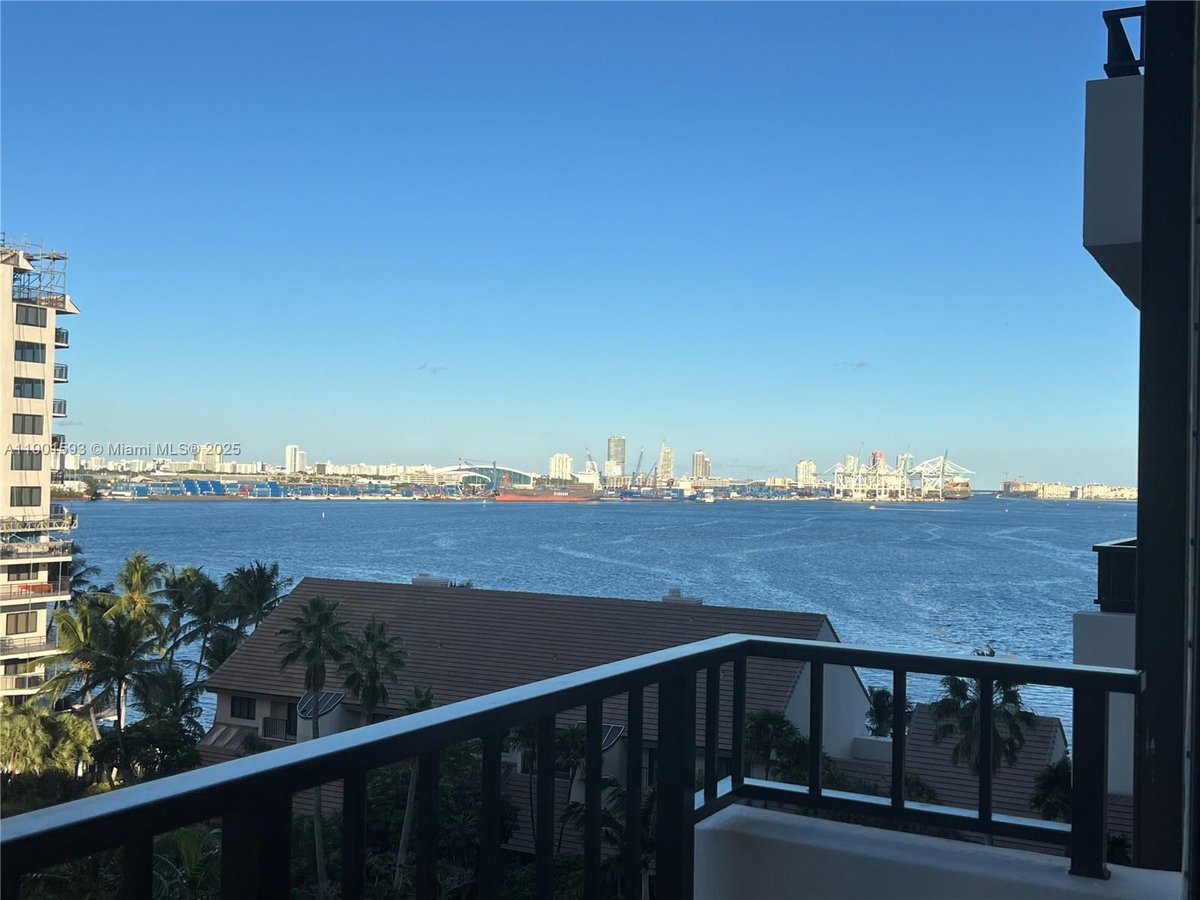 520 Brickell Key Dr # A900, Miami FL 33131