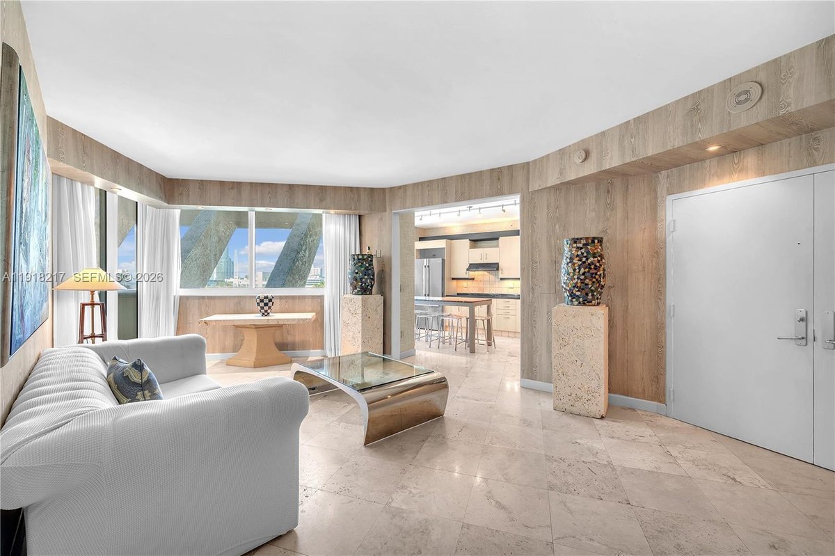 300 S Pointe Dr # 906, Miami Beach FL 33139