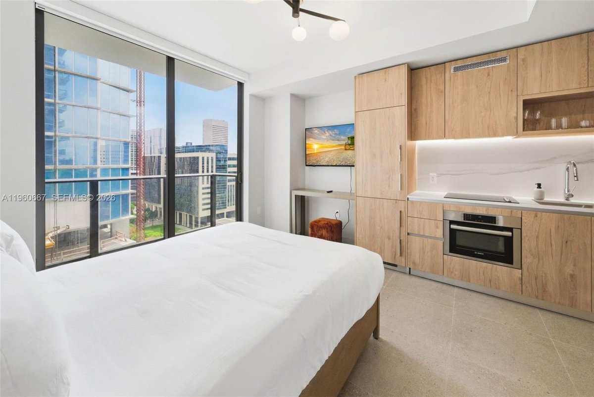 11 NE 6th St # 1802, Miami FL 33132