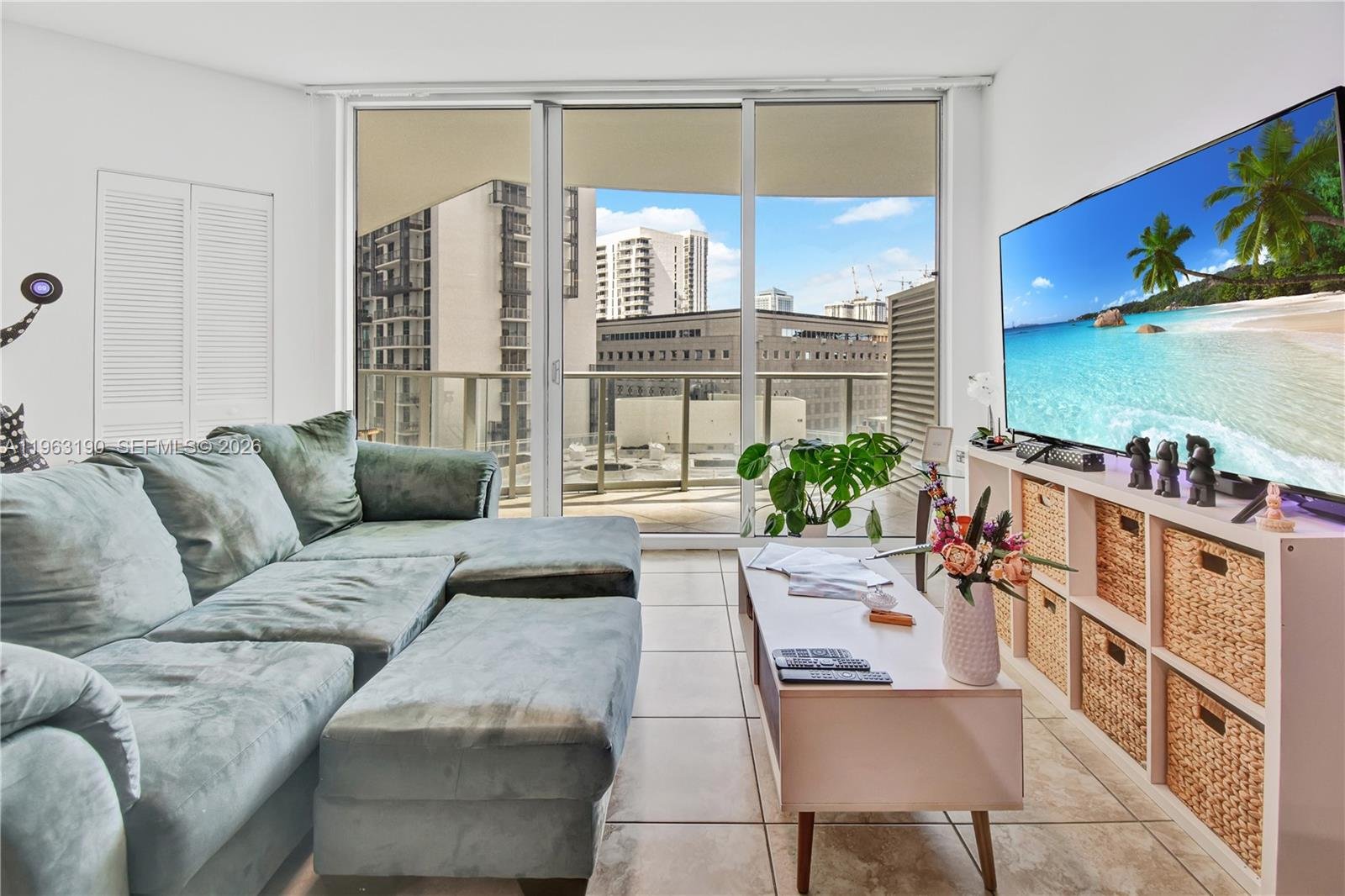300 S Biscayne Blvd # 1405, Miami FL 33131