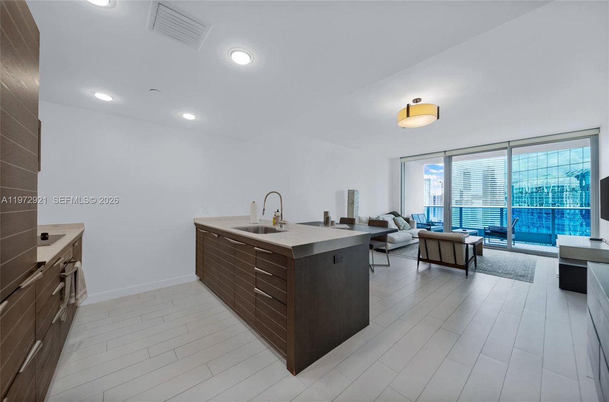 200 Biscayne Boulevard Way # 3811, Miami FL 33131