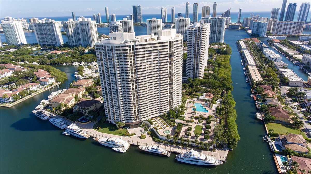 1000 W Island Blvd # 2903, Aventura FL 33160