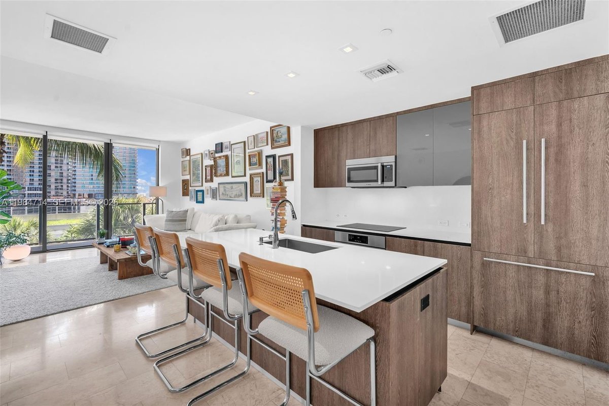 68 SE 6th St # 806, Miami FL 33131
