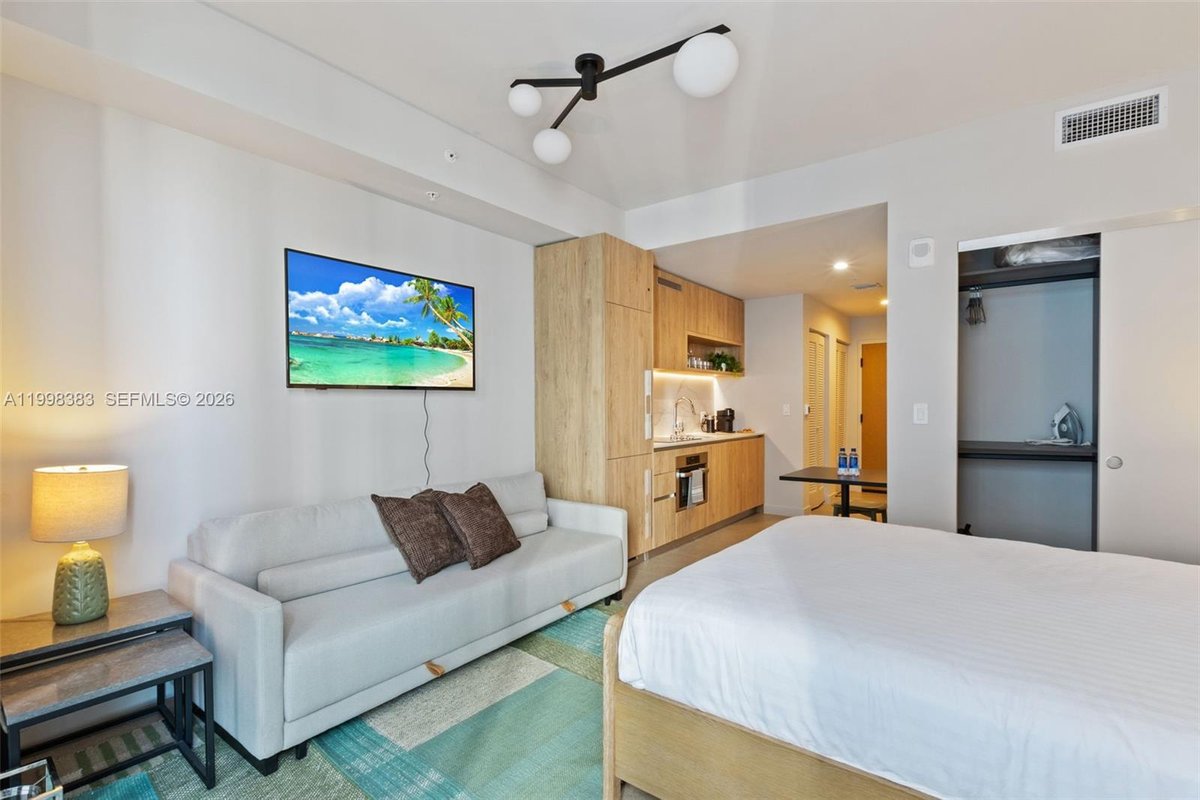 11 NE 6 # 2108, Miami FL 33132
