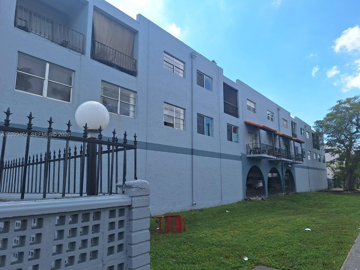 1300 W 53rd St # 19, Hialeah FL 33012