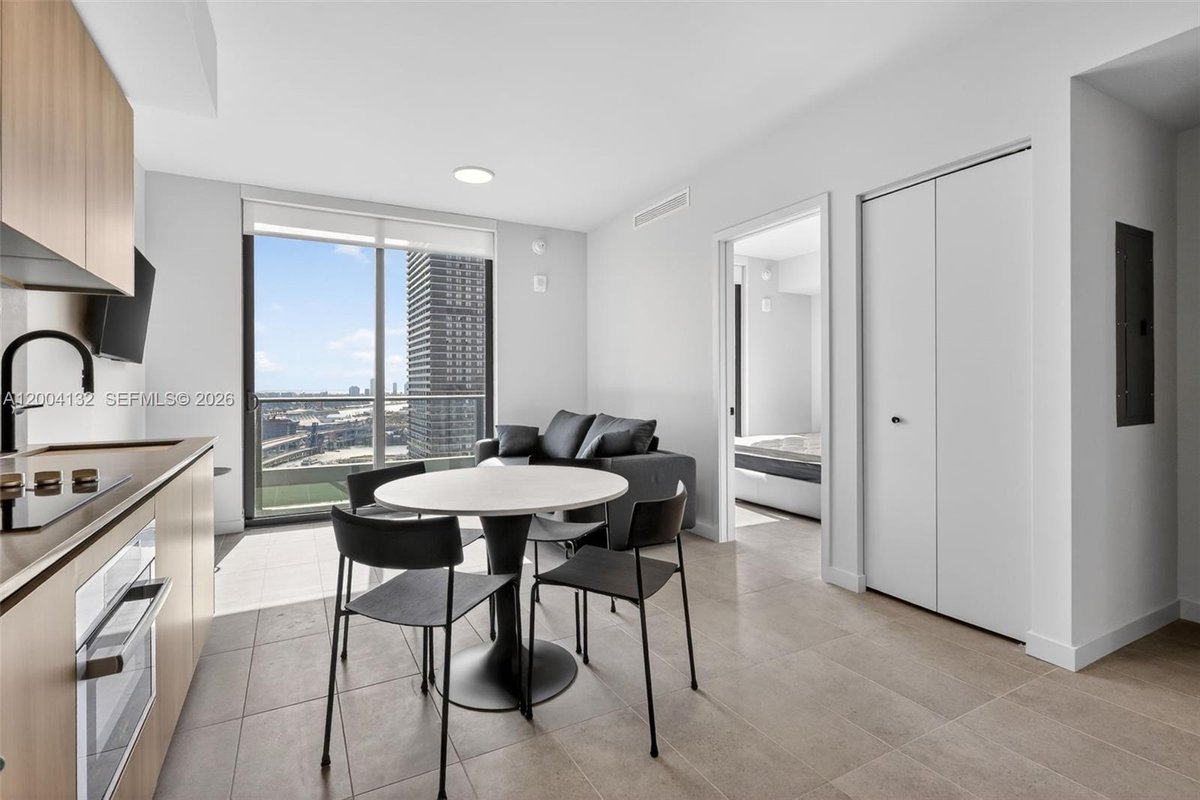 121 NE 5th Steet # 3313, Miami FL 33132