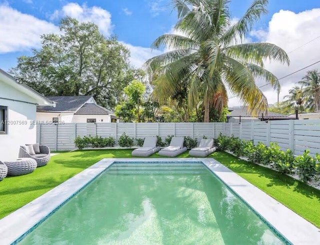 400 NW 40th St, Miami FL 33127
