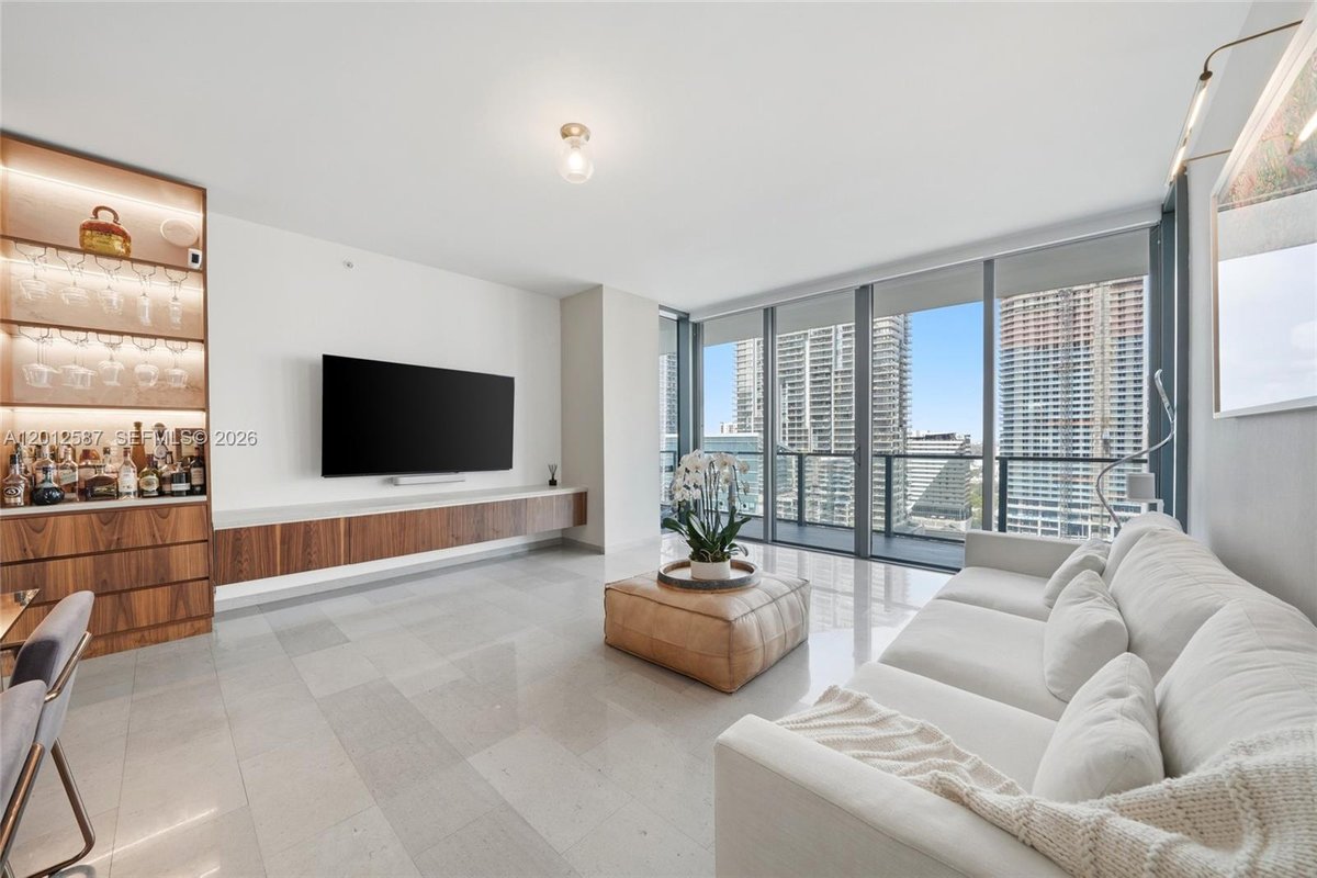 68 SE 6th St # 1904, Miami FL 33131