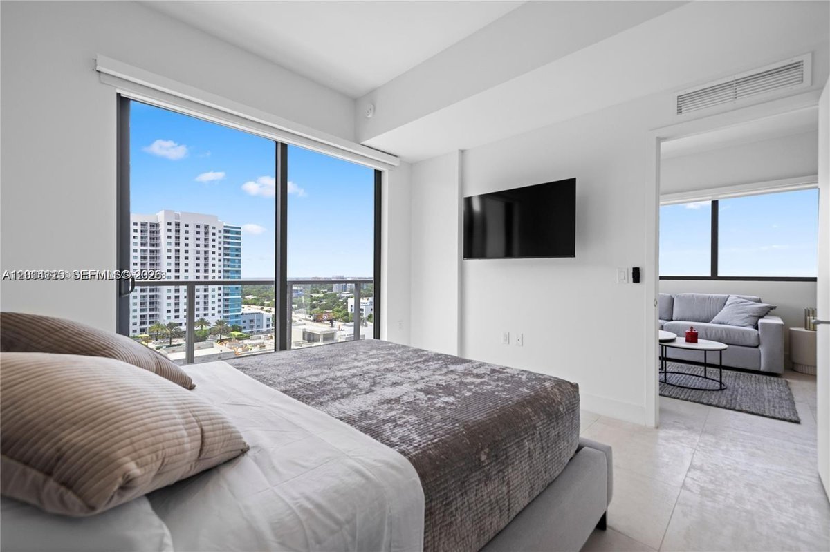 239 SW 9th St # 1502, Miami FL 33130