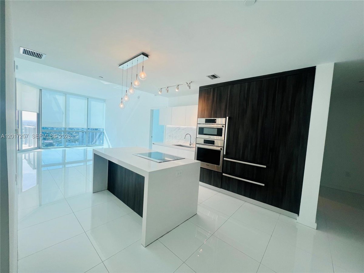 851 NE 1st Av # 2808, Miami FL 33132