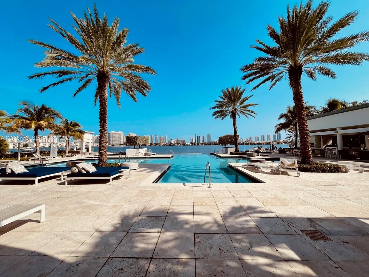17111 Biscayne Blvd # 208, North Miami Beach FL 33160