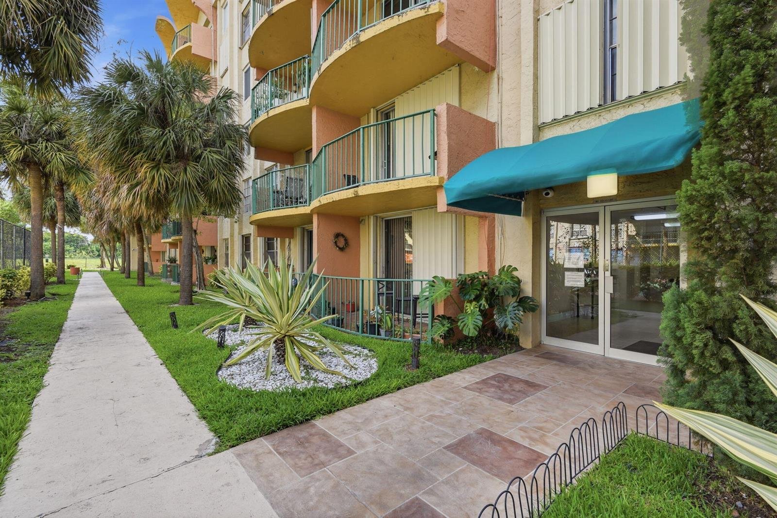 9360 Fontainebleau Boulevard Apt 310, Miami FL 33172