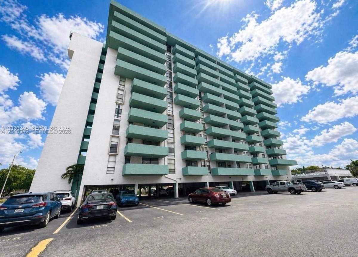 1825 W 44th Pl # 1107, Hialeah FL 33012
