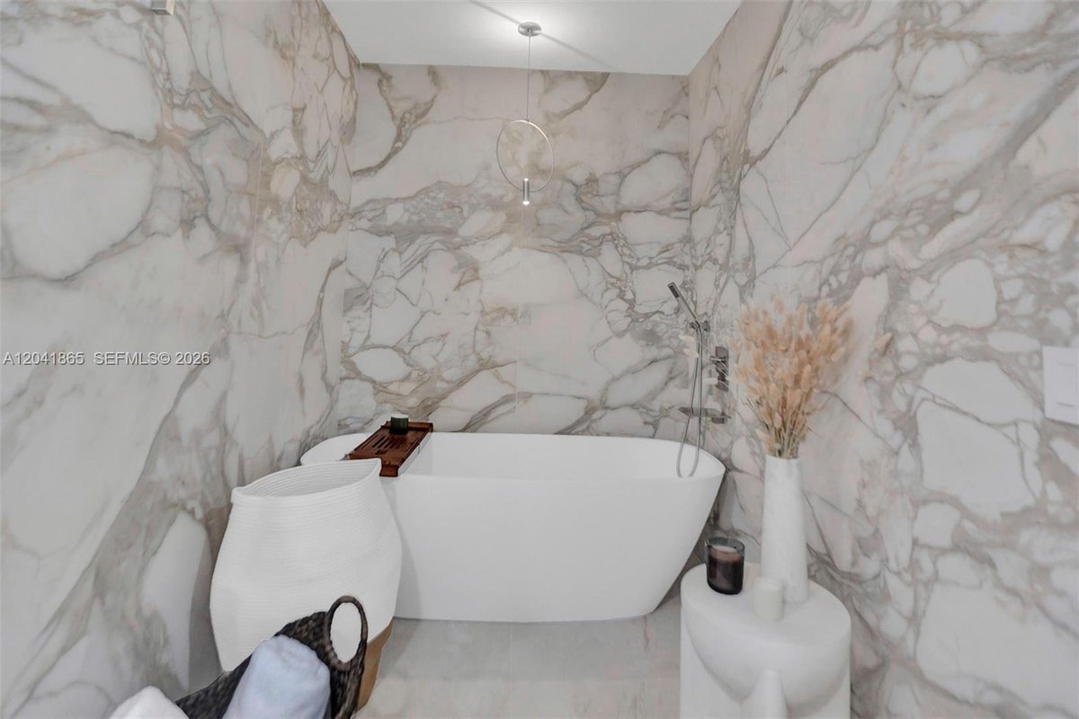 950 Brickell Bay Dr # 5608, Miami FL 33131