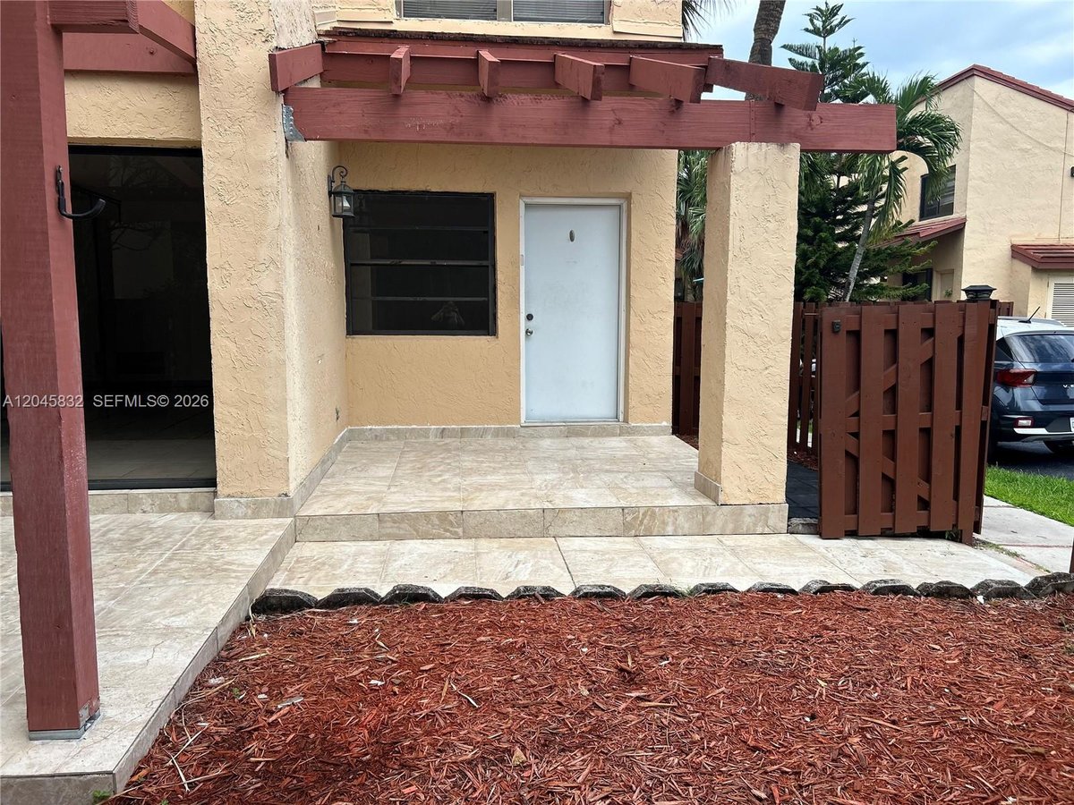 301 W Park Dr # 11, Miami FL 33172