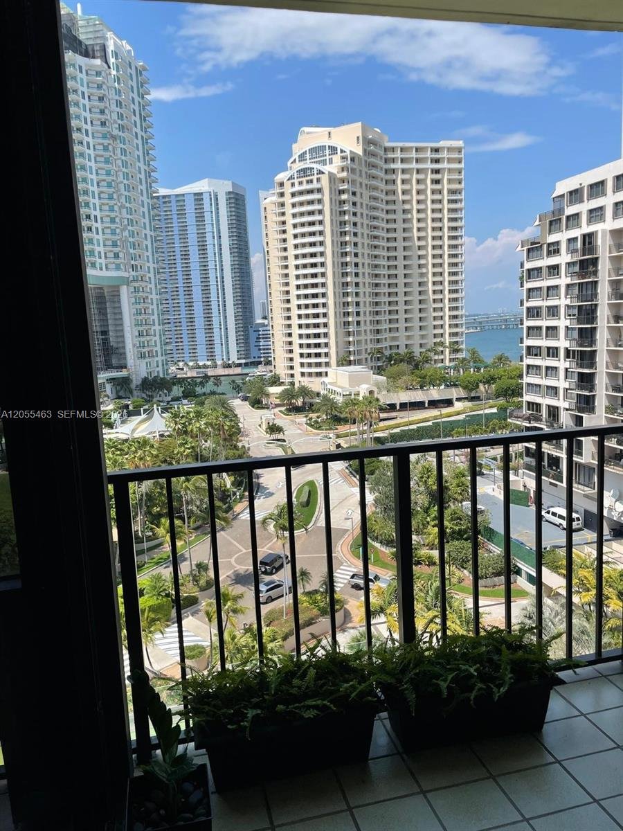 520 Brickell Key Dr # A1216, Miami FL 33131