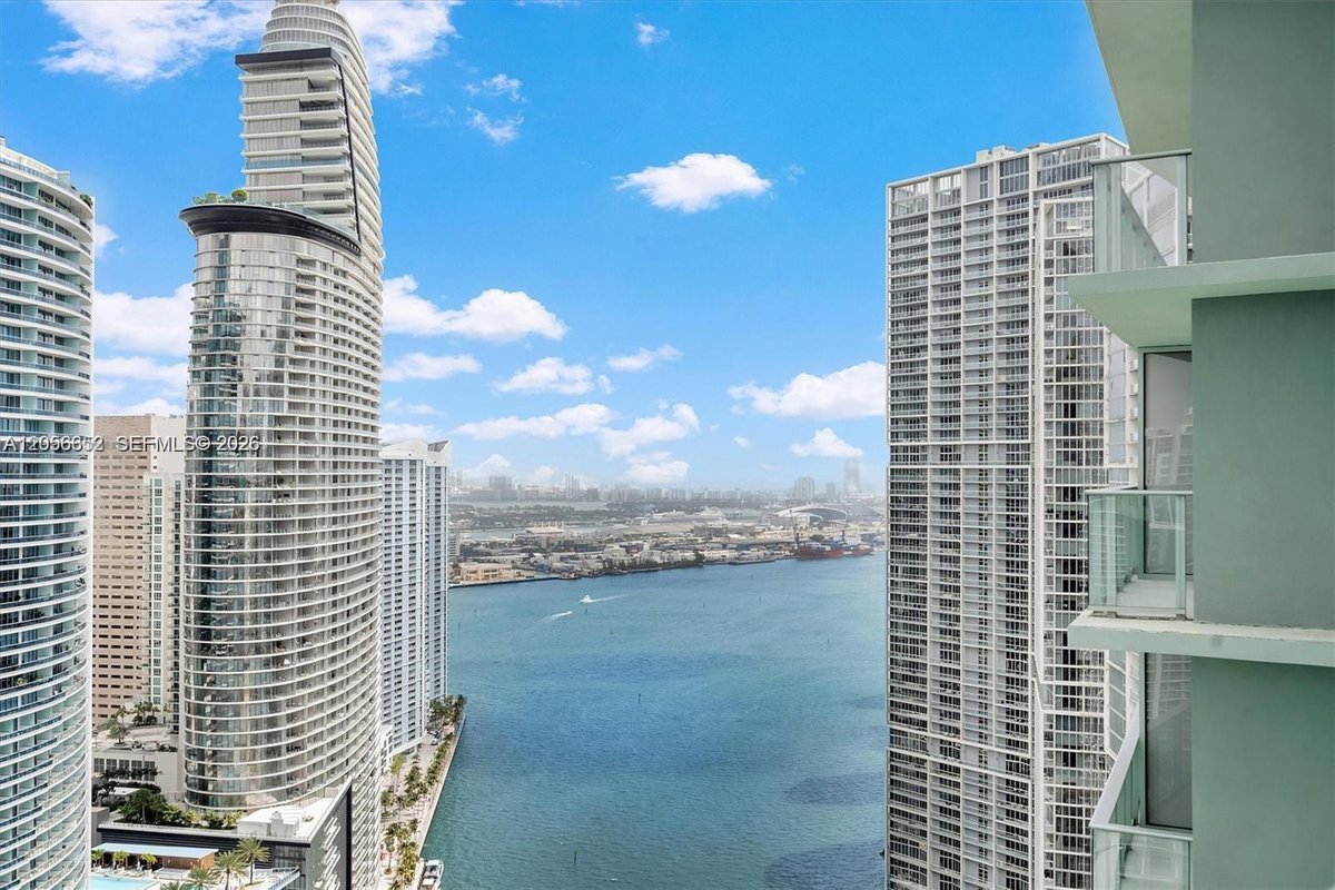 77 SE 5th St # 4106, Miami FL 33131