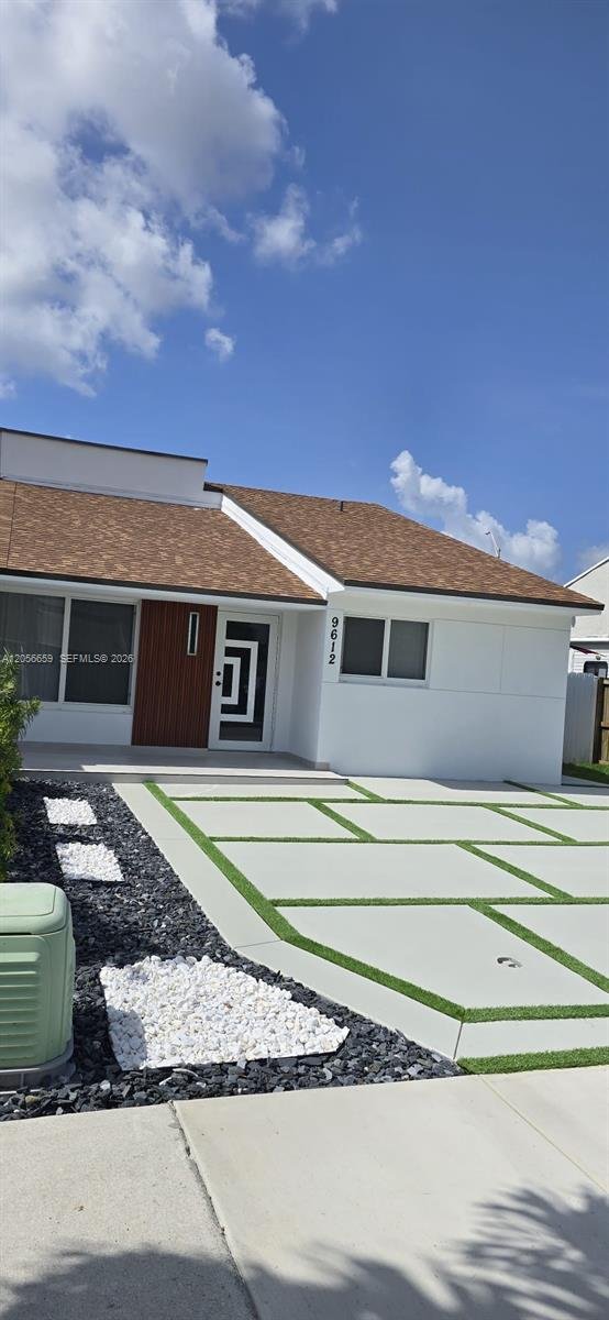 9612 Grand Canal Dr, Miami FL 33174