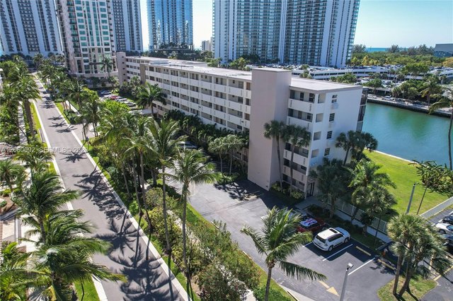 220 Kings Point Dr # 211, Sunny Isles Beach FL 33160