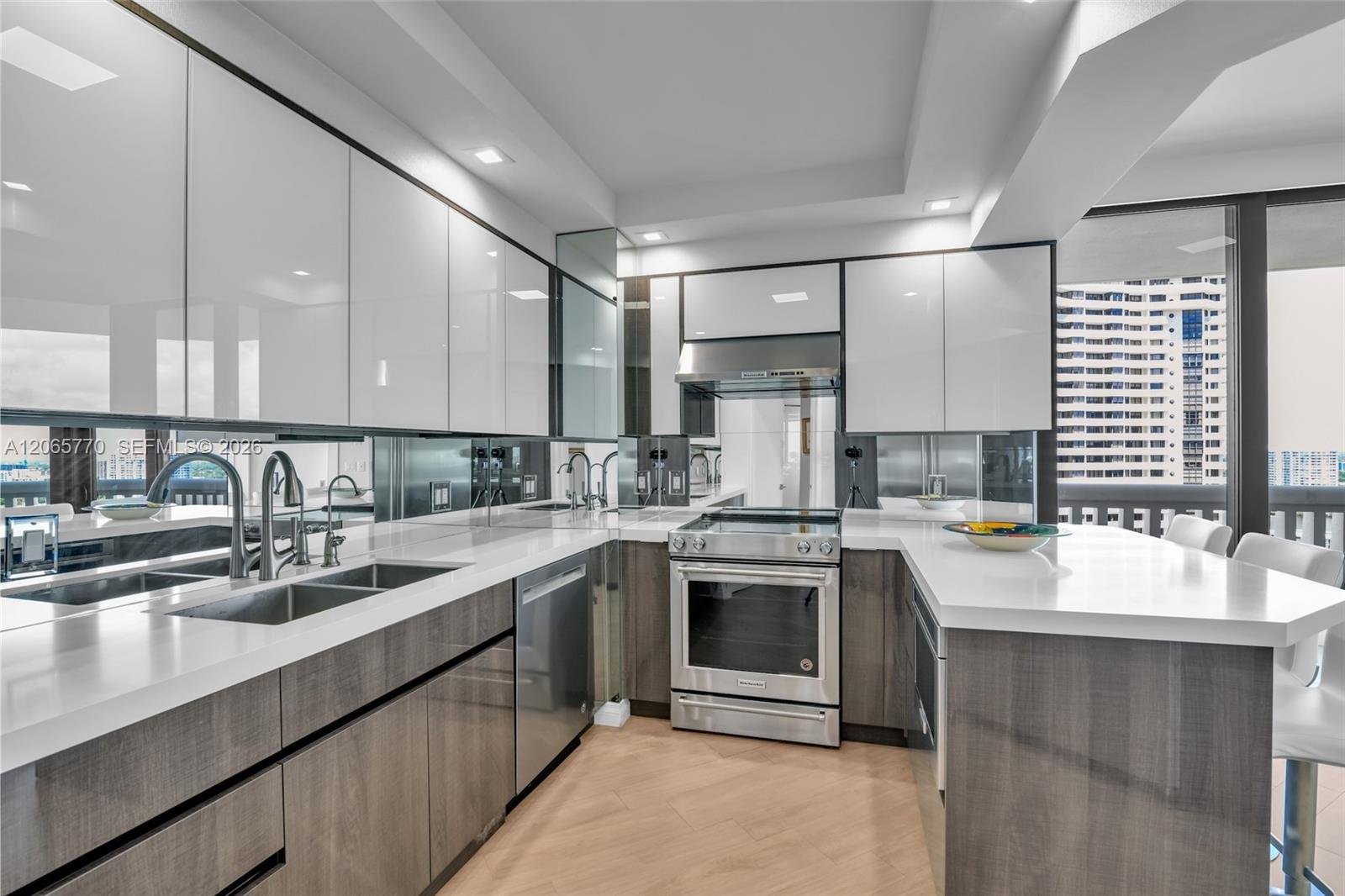 2000 Island Blvd # 2006, Aventura FL 33160