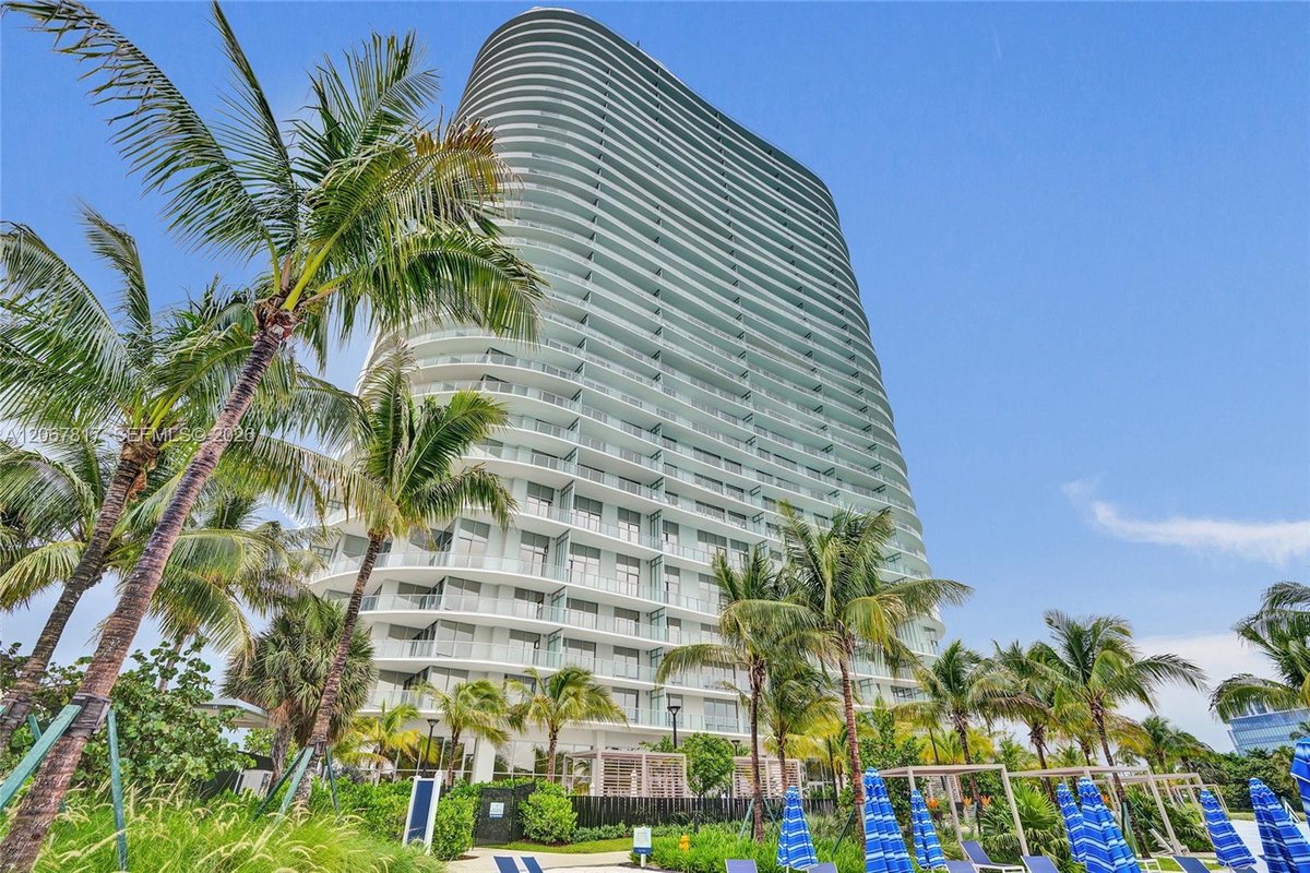 2411 Laguna Cir # 1805, North Miami FL 33181