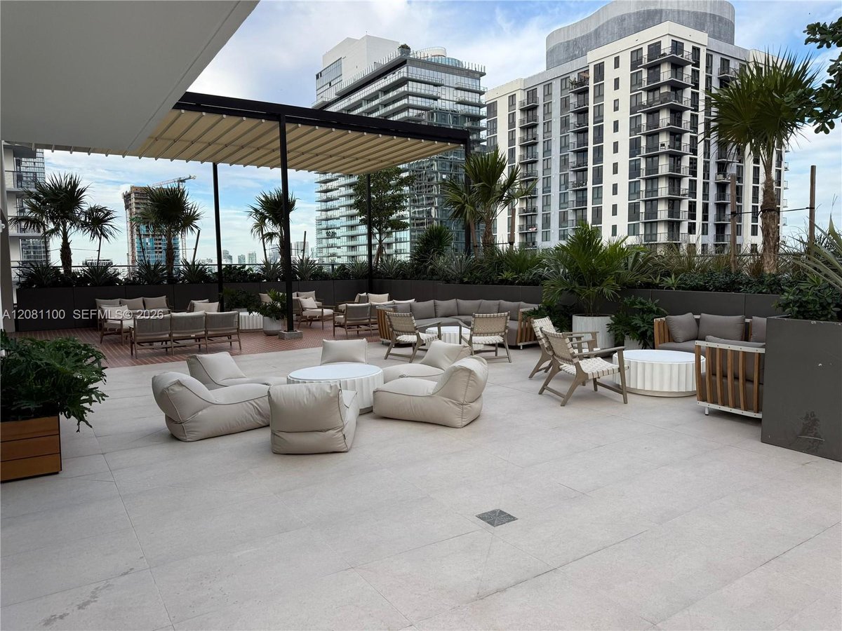 11 NE 6th St # 802, Miami FL 33132