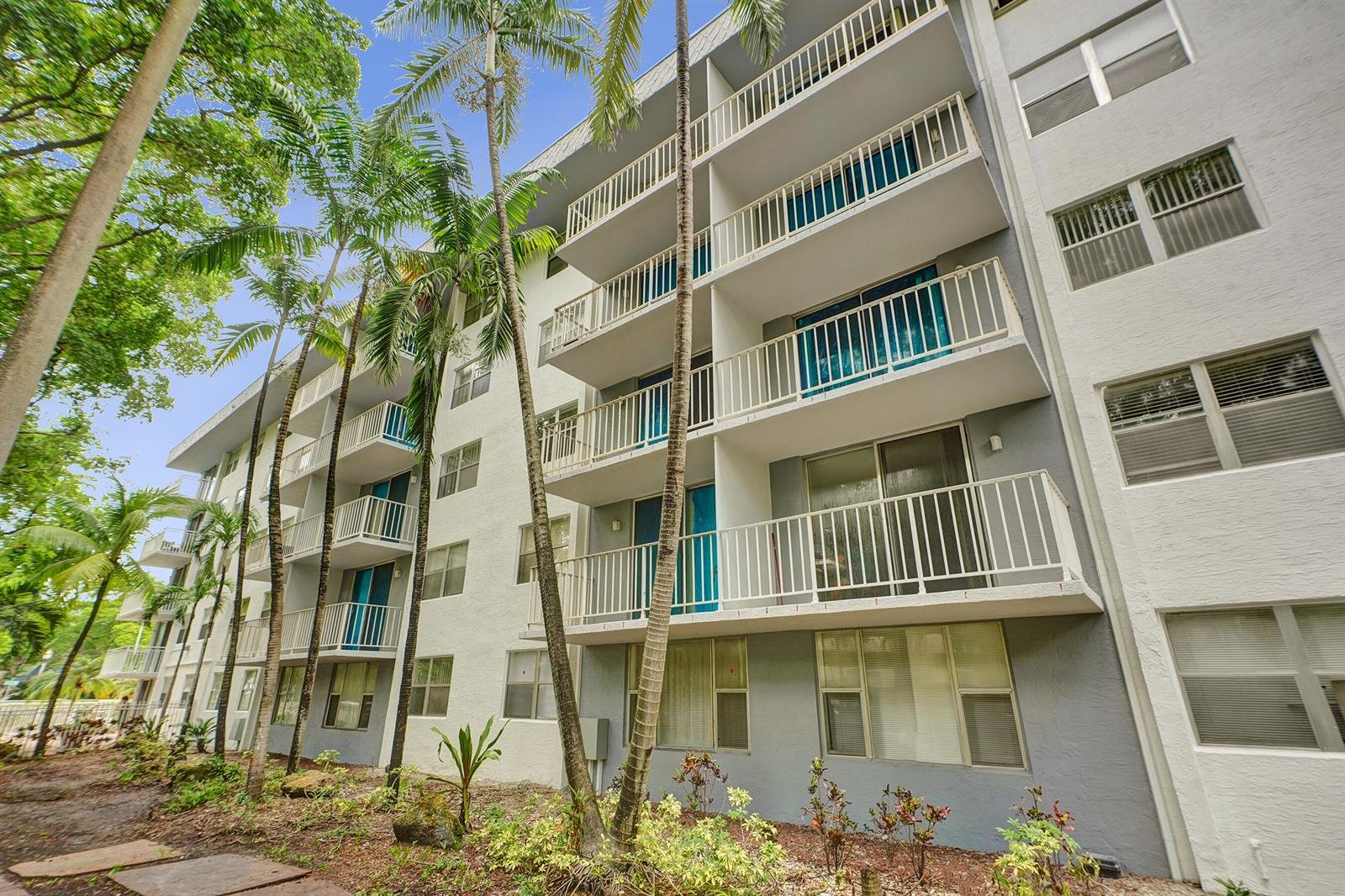1805 SANS SOUCI Boulevard # 421, North Miami FL 33181