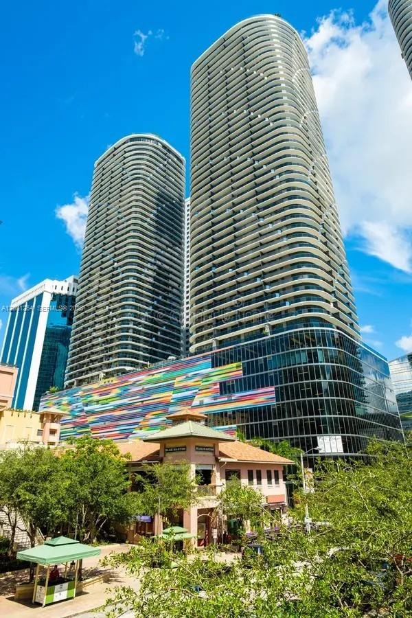 55 SW 9th St # 1001, Miami FL 33130