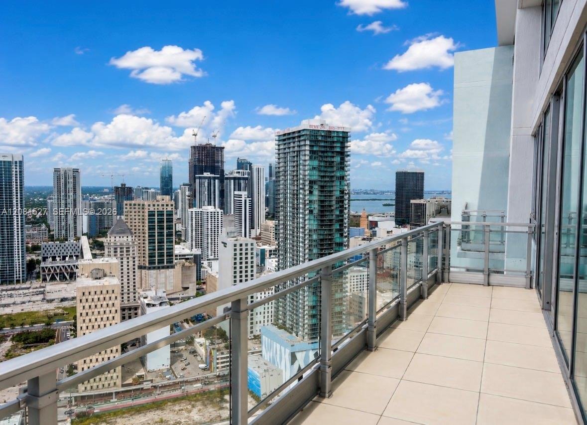 90 SW 3rd St, Miami FL 33130