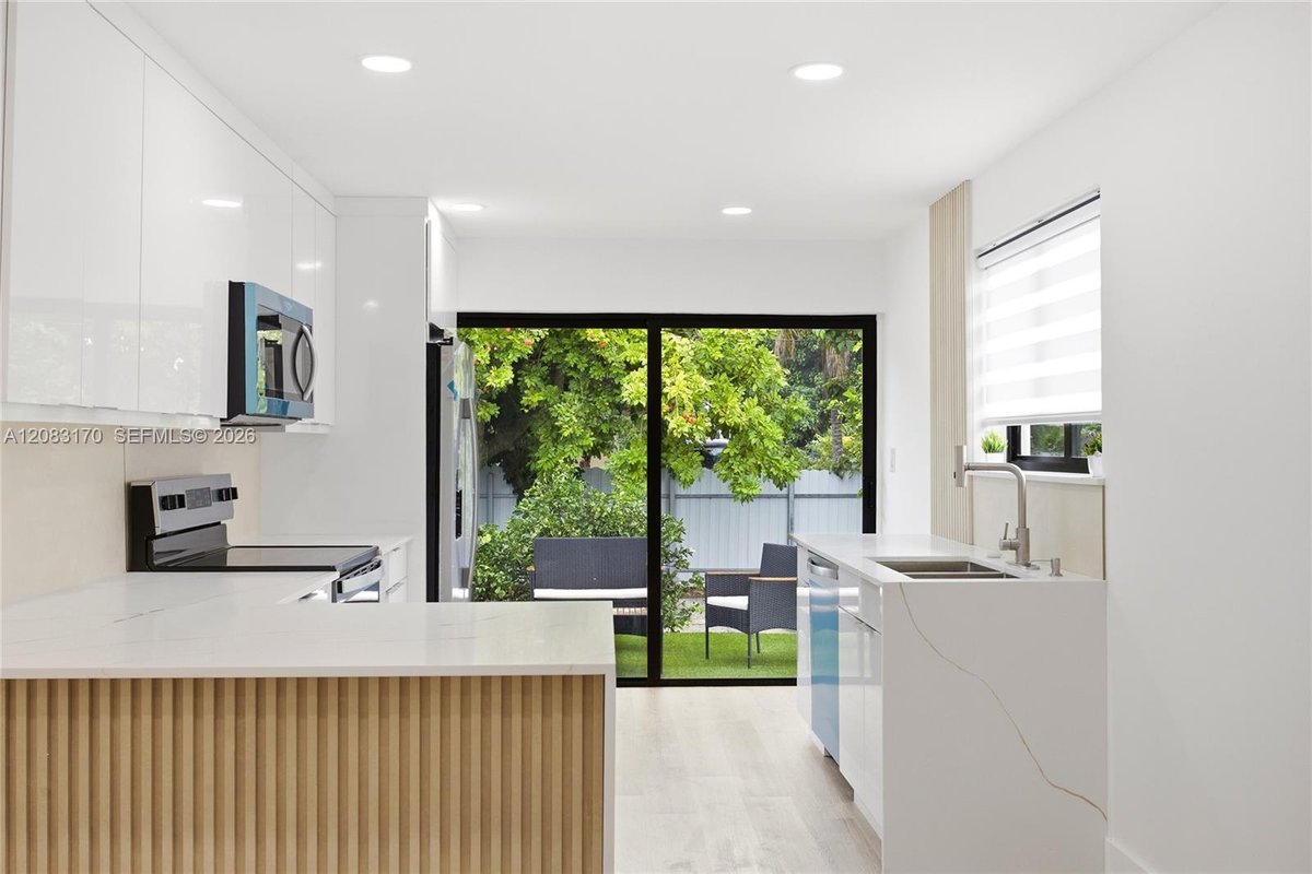 1260 NE 155th St, North Miami Beach FL 33162