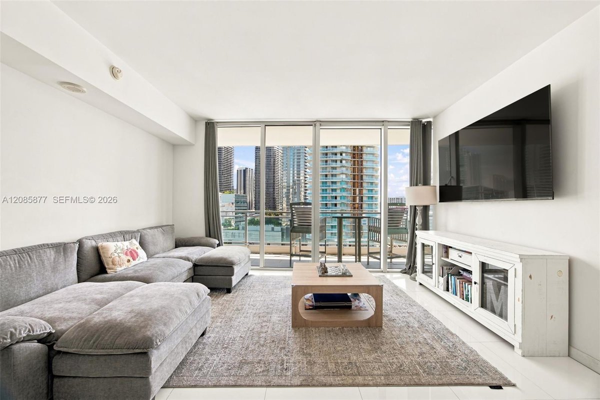 92 SW 3rd St # 2004, Miami FL 33130