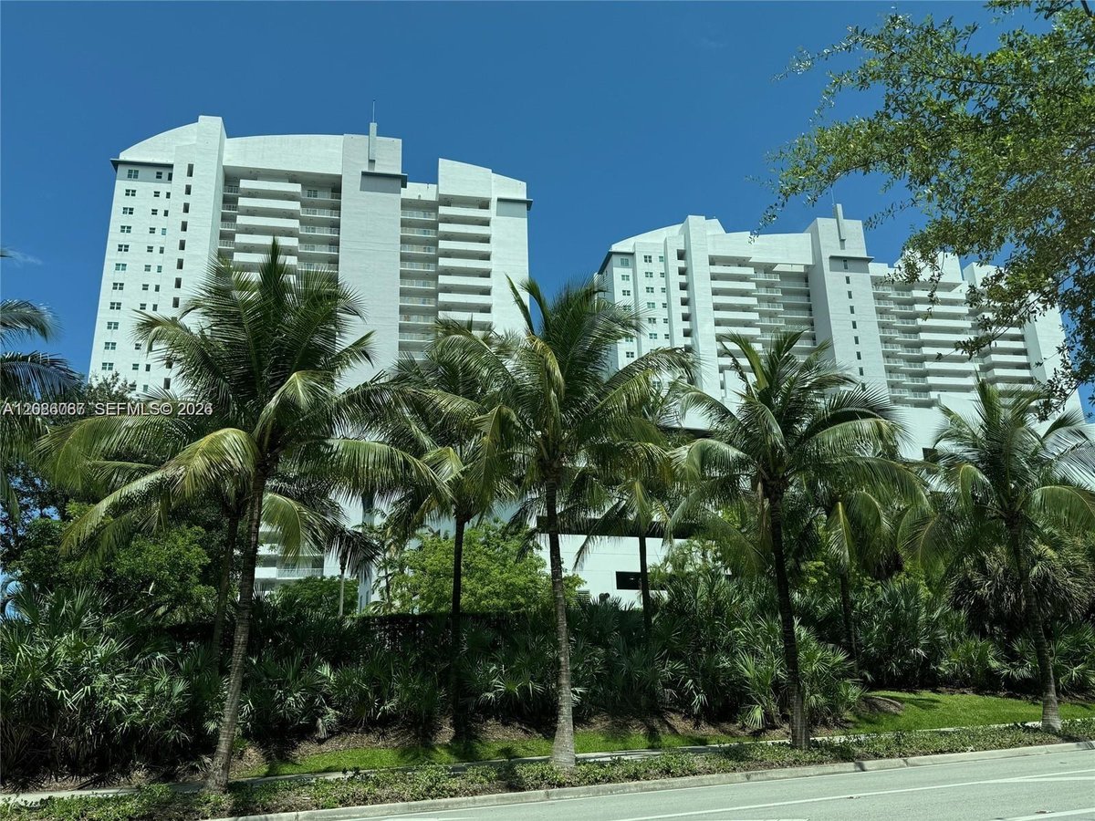 15051 Royal Oaks Ln # 701, North Miami FL 33181
