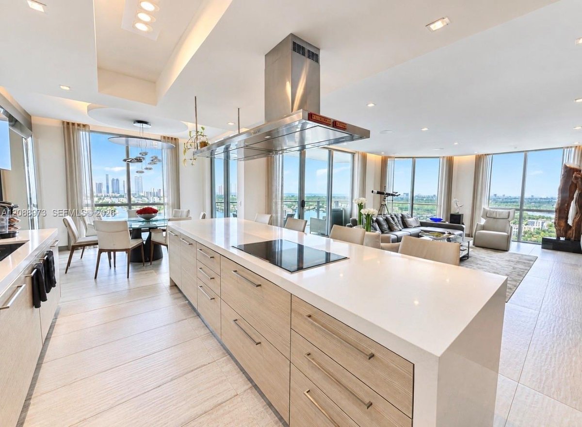 17111 Biscayne Blvd # 2210, North Miami Beach FL 33160