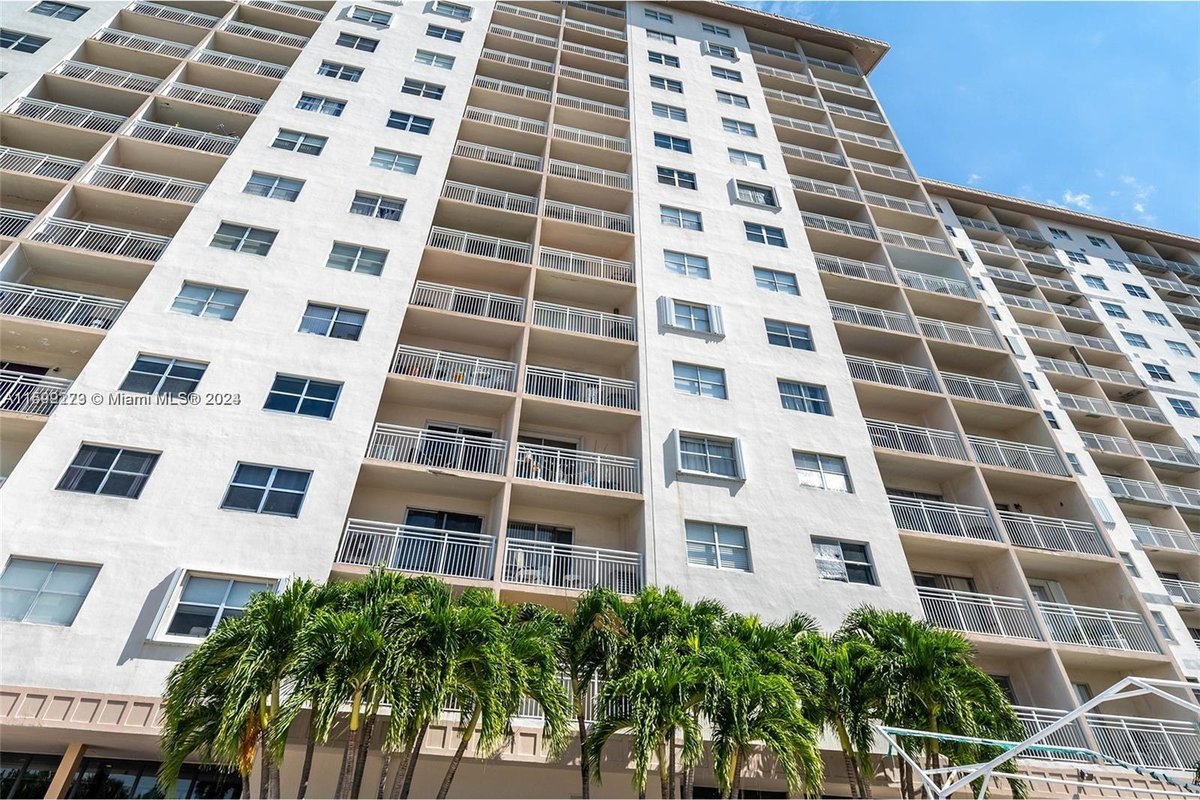 400 Kings Point Dr # 102, Sunny Isles Beach FL 33160