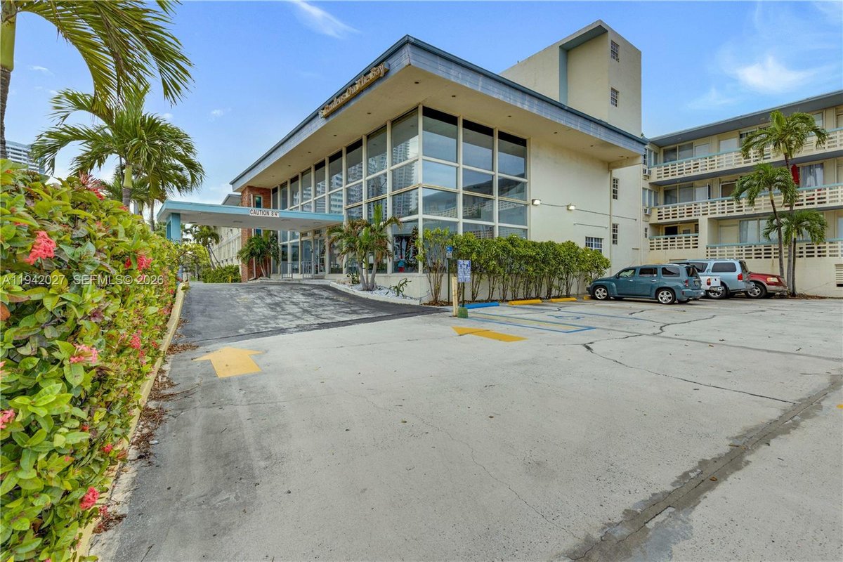 6484 Indian Creek Dr # 220, Miami Beach FL 33141