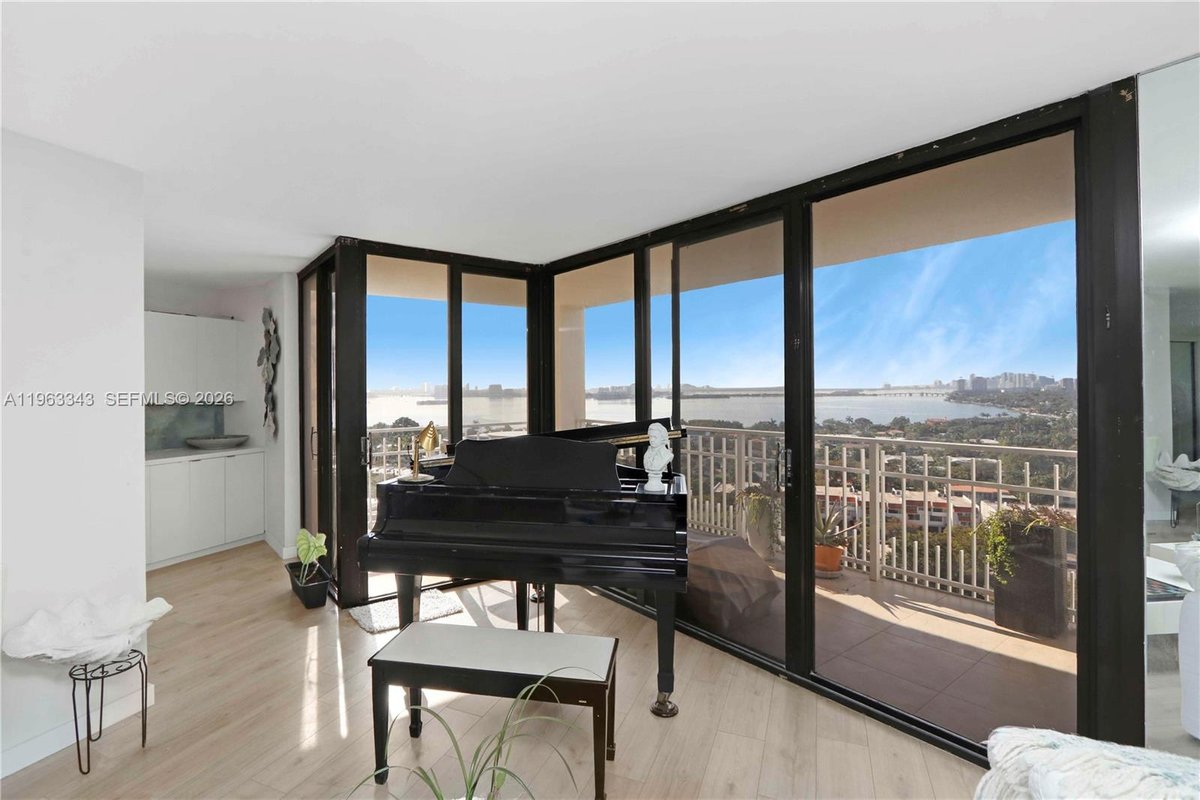 1000 Quayside Ter # 1608, Miami FL 33138
