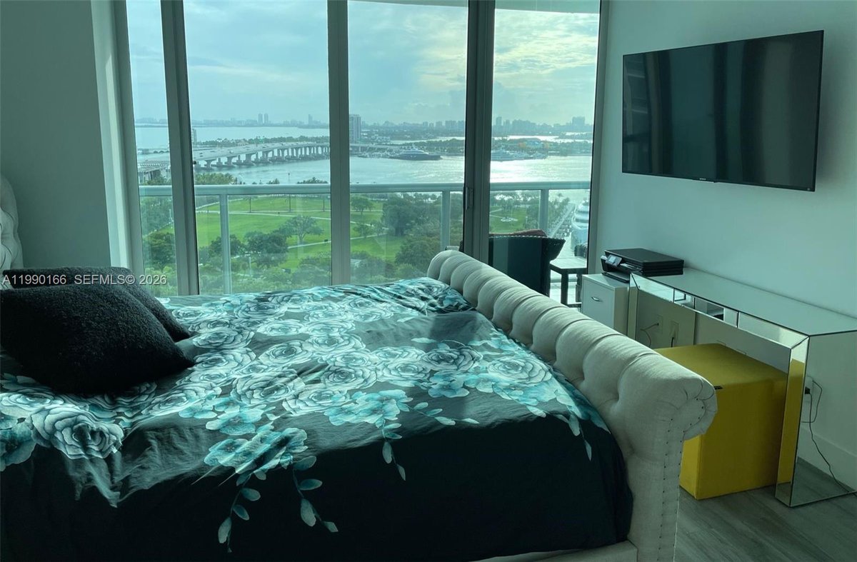 888 Biscayne Blvd # 1810, Miami FL 33132