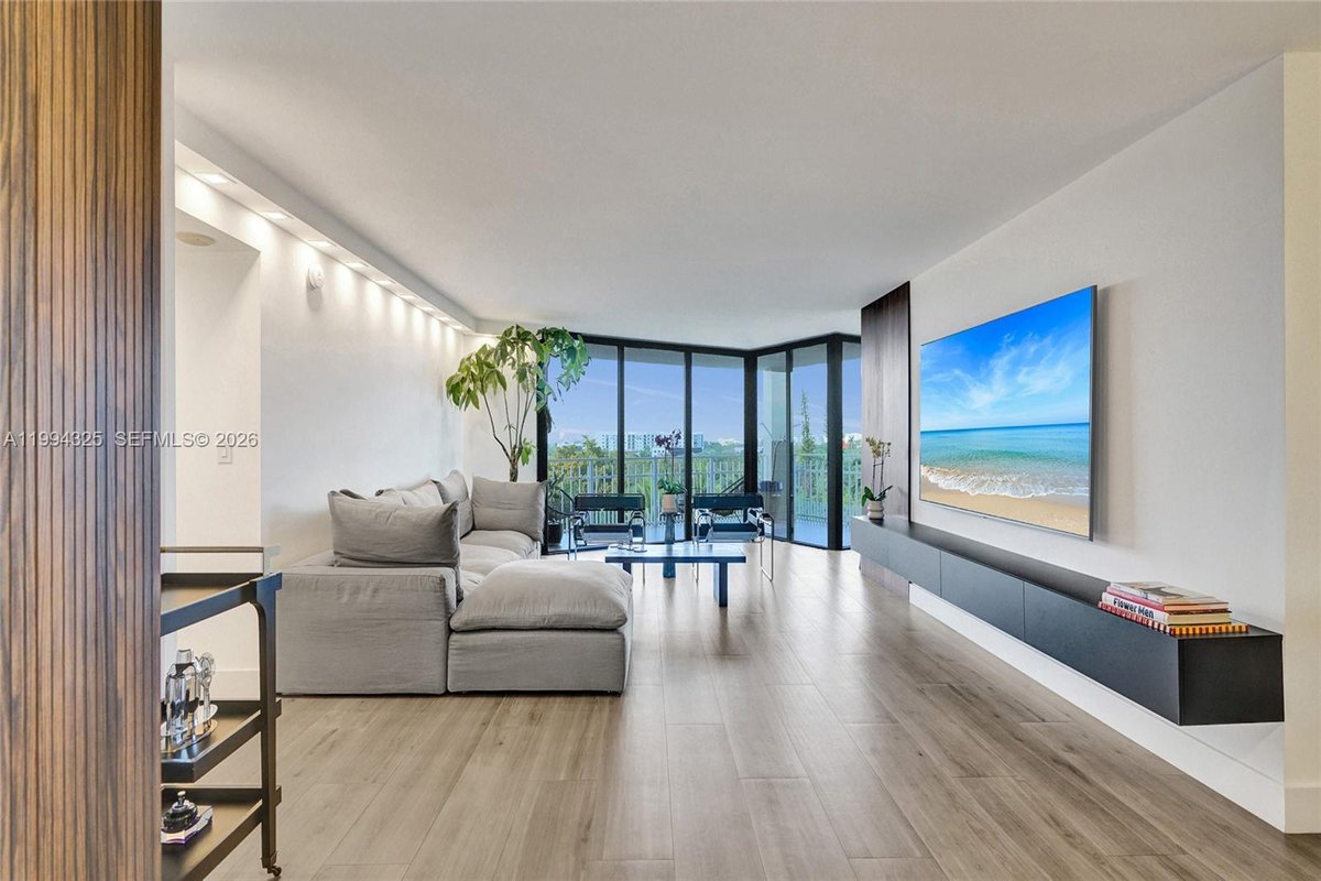 1000 Quayside Ter # 707, Miami FL 33138