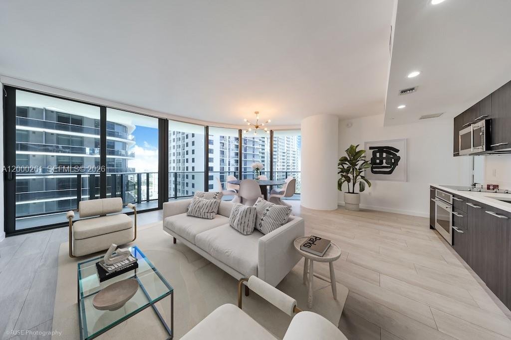 45 SW 9th St # 1808, Miami FL 33130