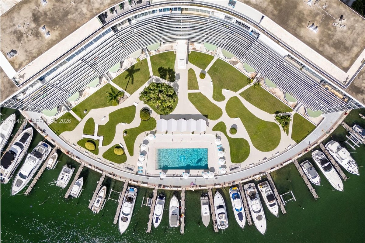 900 Bay Dr, Miami Beach FL 33141