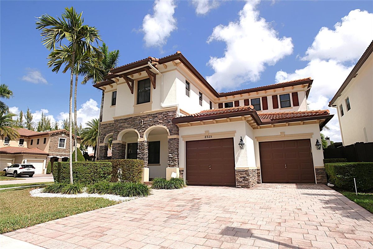 8925 NW 99th Ave, Doral FL 33178