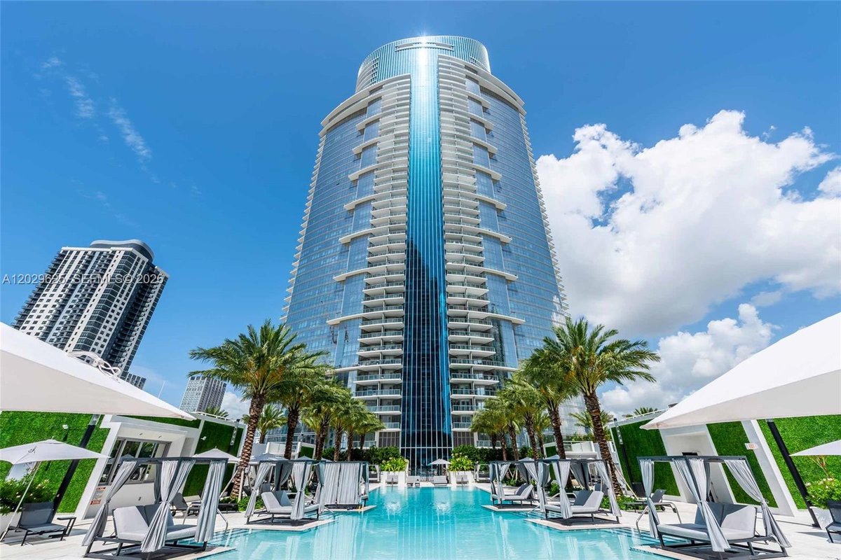 851 NE 1st Ave # 1705, Miami FL 33132
