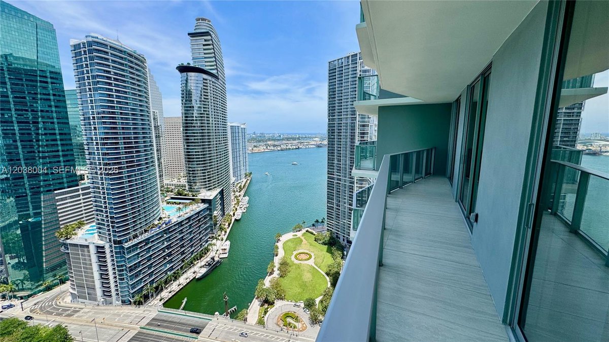 77 SE 5th St # 4002, Miami FL 33131