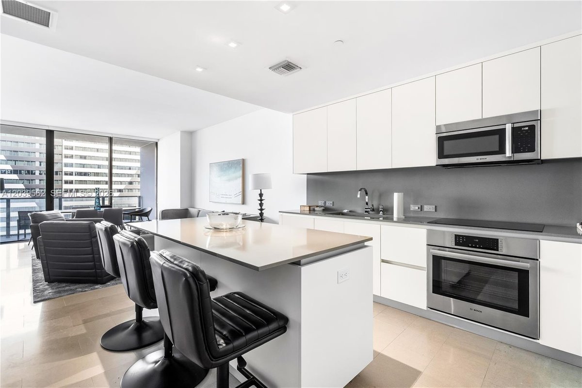88 SW 7th St # 1006, Miami FL 33130