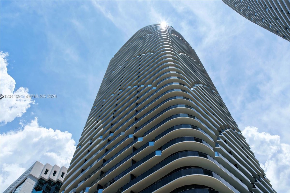 55 SW 9th St # 2208, Miami FL 33130