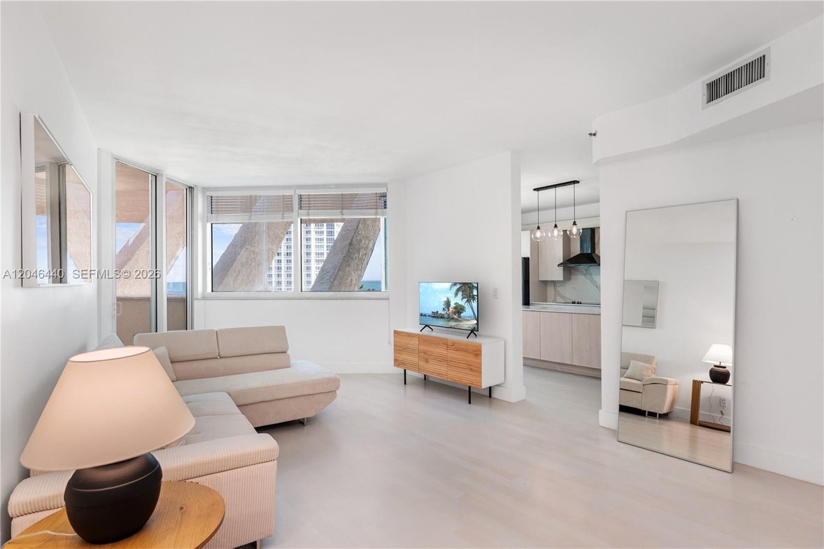 300 S Pointe Dr # 907, Miami Beach FL 33139