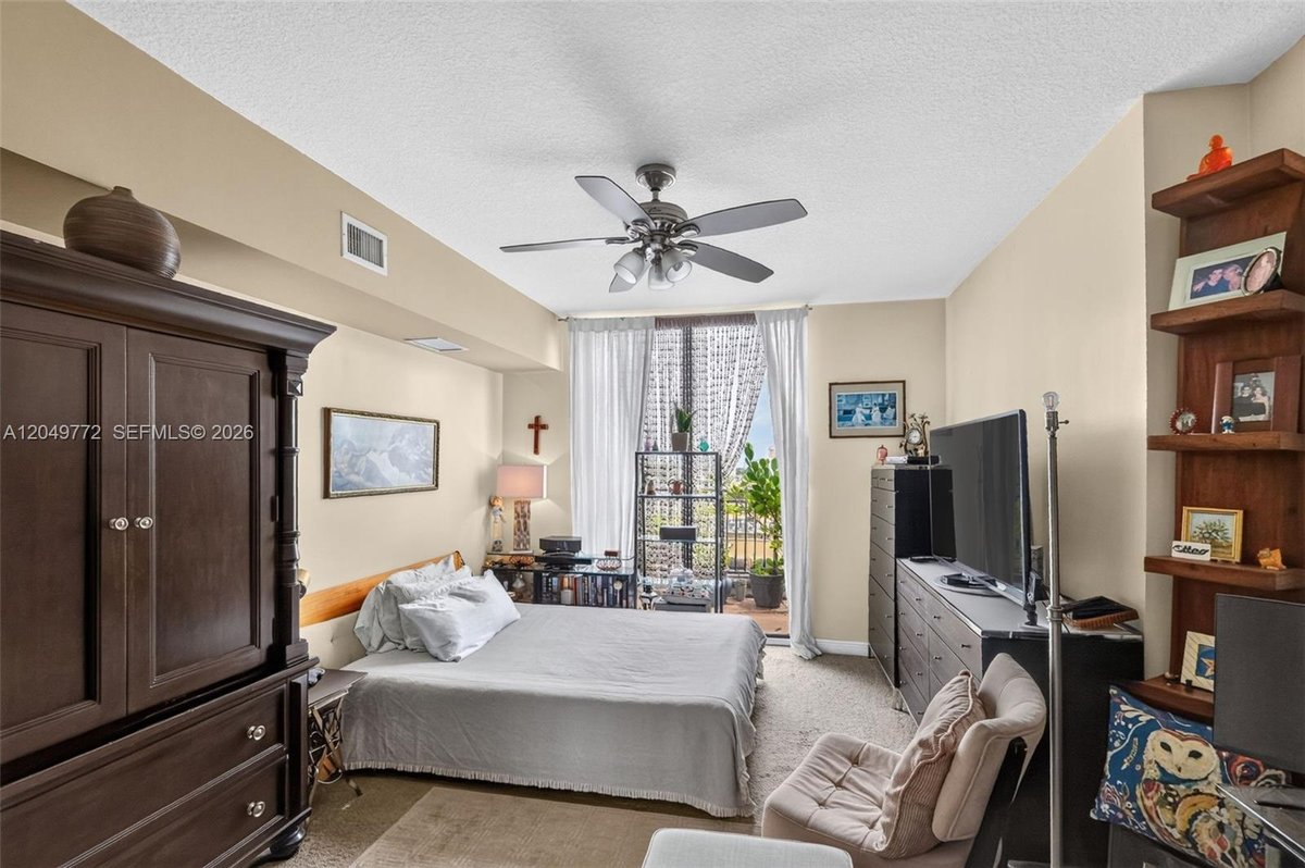 888 Douglas # 806, Coral Gables FL 33134
